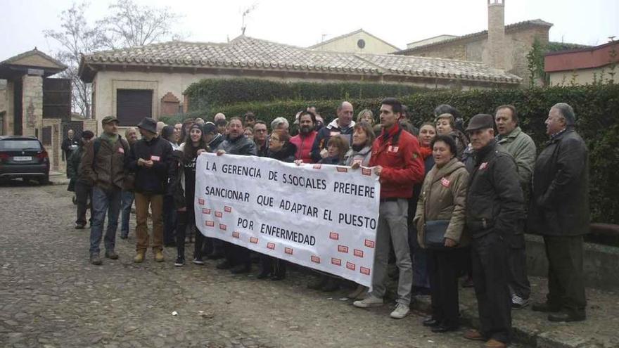 Manifestantes muestran una pancarta de apoyo a la empleada. Foto