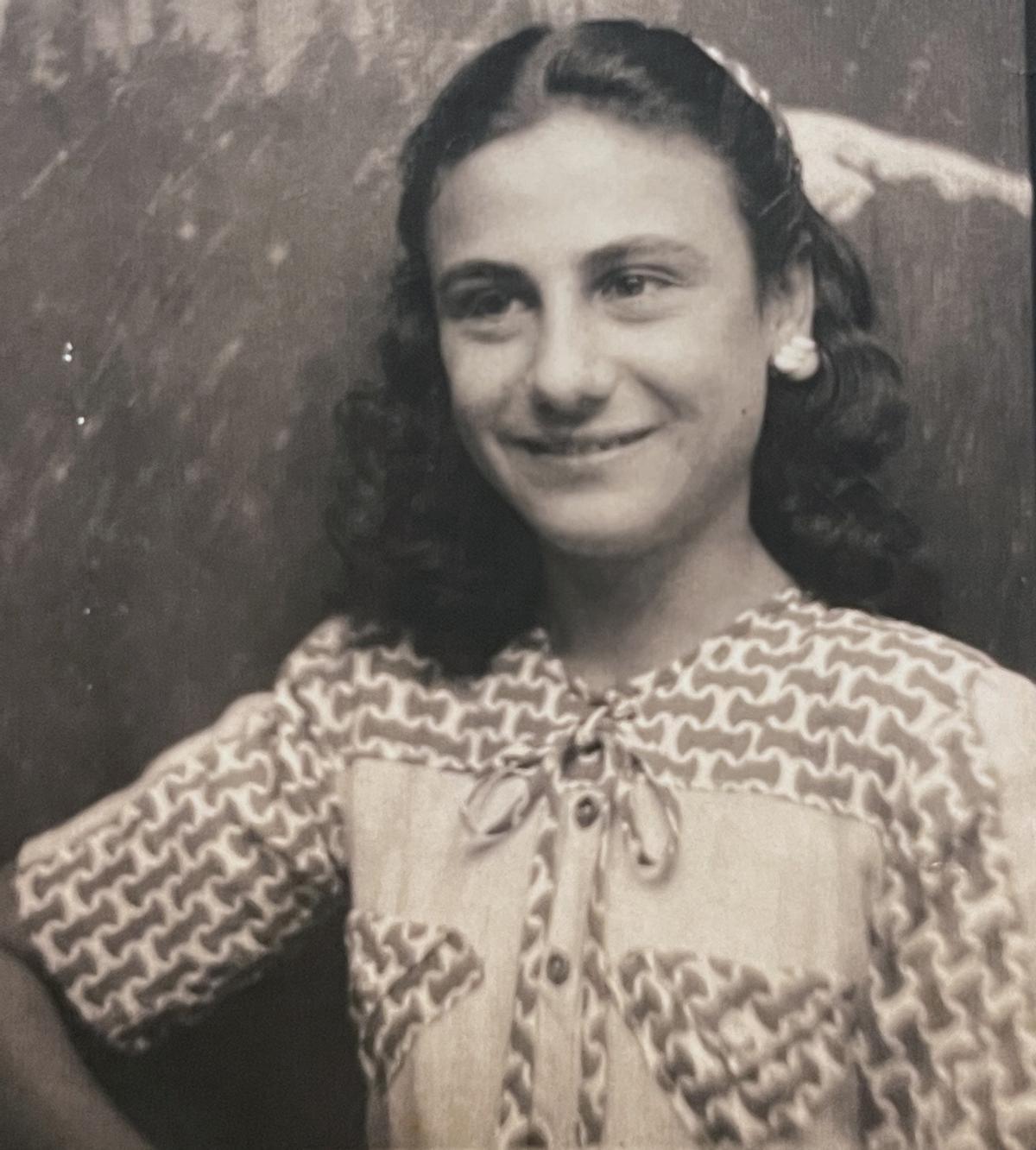 La pequeña Antonia García Rodríguez en sus tiempos de estudiante.