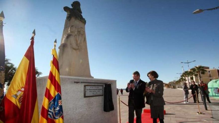 La bisnieta de José María Esquerdo y el alcalde de La Vila descubrieron ayer una placa conmemorativa en el centenario de su muerte.