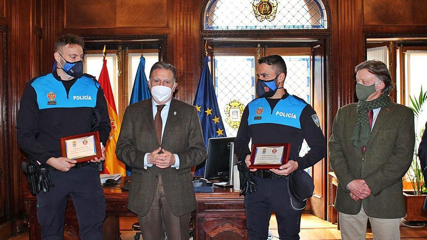 El orgullo de la Policía Local de Oviedo: homenaje a los agentes que salvaron a dos mujeres