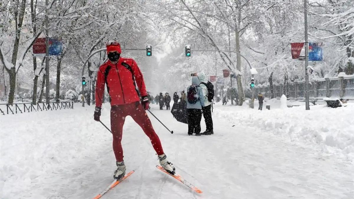 Una persona esquía por el Paseo del Prado en Madrid