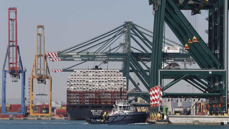 Un buque portacontenedores en una de las terminales del puerto de València, en una imagen de archivo. | J.M.LÓPEZ