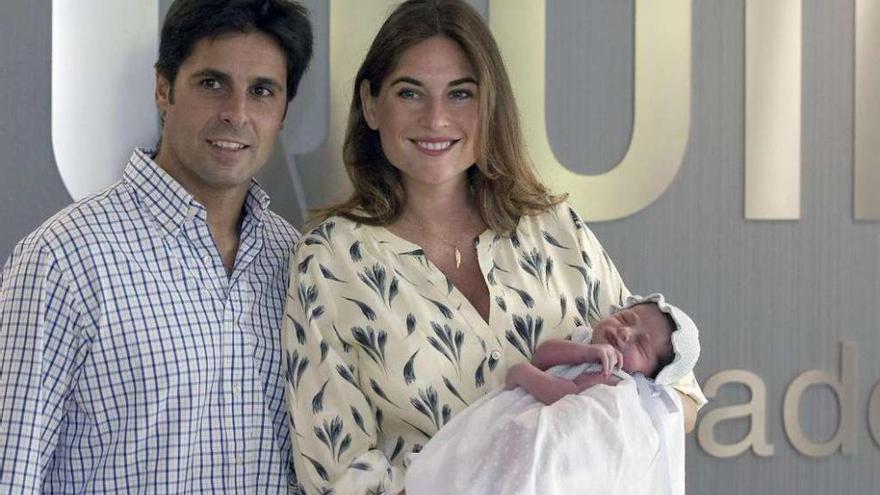 Francisco Rivera y Lourdes Montes con su hija Carmen, ayer, en Sevilla.