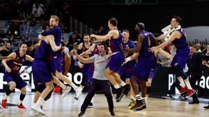 Los jugadores del Barcelona Lassa celebran la victoria ante el Real Madrid, al término de la final de la Copa del Rey de baloncesto disputada este domingo en el WiZink Center