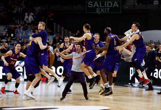 Los jugadores del Barcelona Lassa celebran la victoria ante el Real Madrid, al término de la final de la Copa del Rey de baloncesto disputada este domingo en el WiZink Center