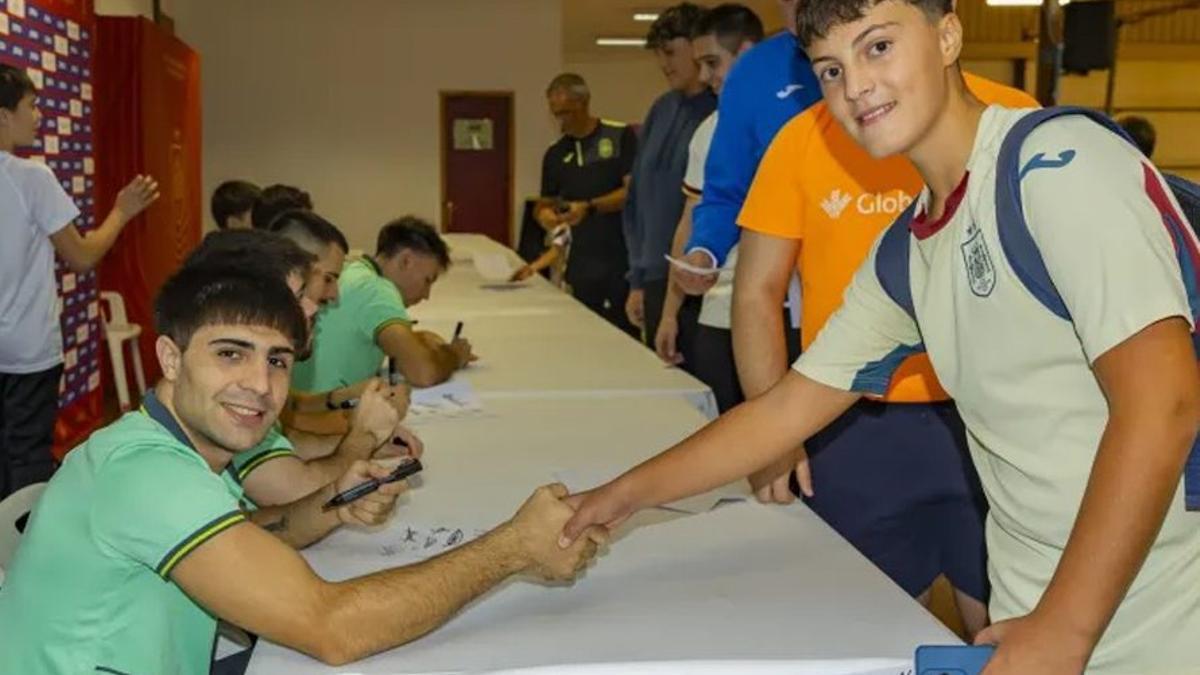 David Novoa se saca una foto con un seguidor de la selección. | RFEF