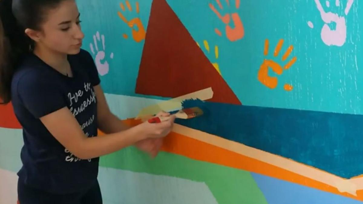 Una alumna del centro Divino Maestro de Las
Torres pinta un mural. L.O.
