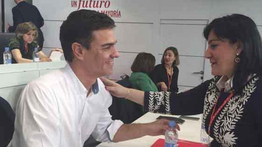 La zamorana Ana Sánchez conversa con el líder nacional del PSOE en el Congreso de ayer.