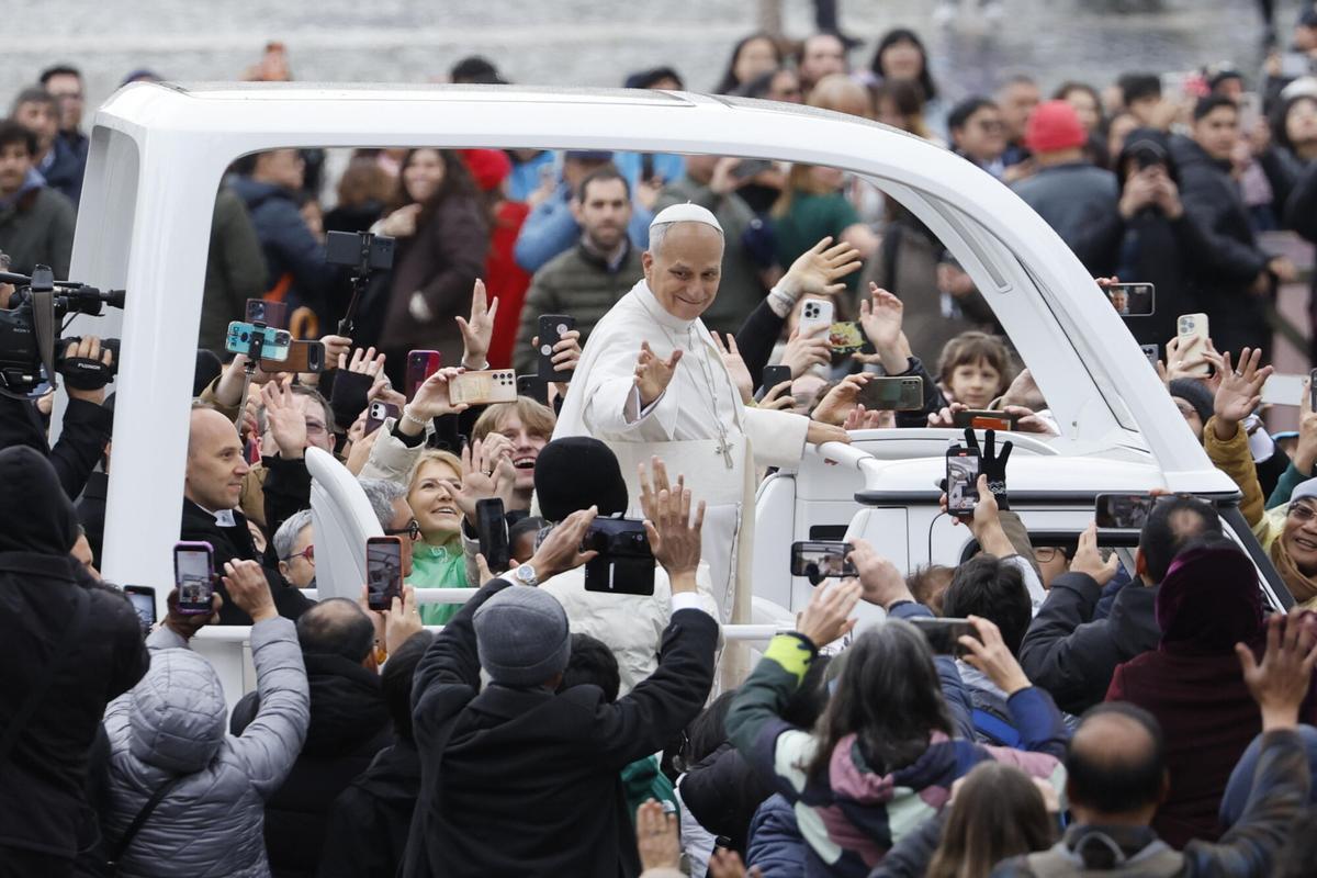 El papa León XIV en el papamóvil tras celebrar la misa de Pascua en la Basílica de San Pedro en el Vaticano en diciembre de 2025.