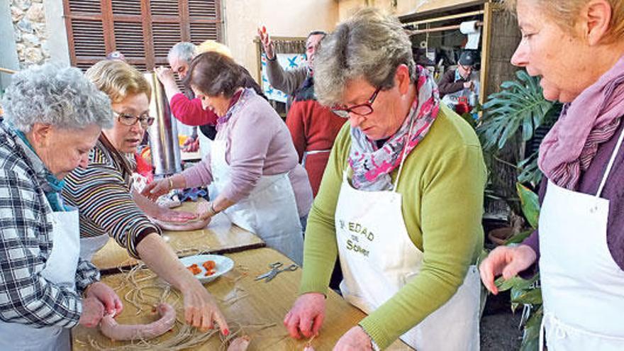 Algunos socios, en plena elaboración de embutidos.