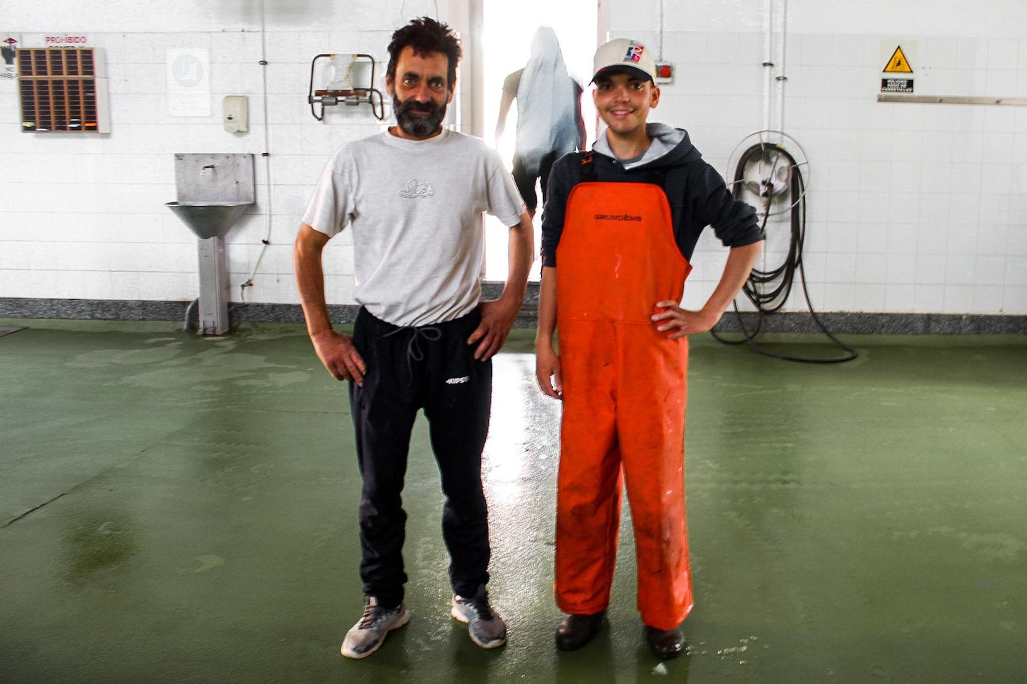 Diego Fernández y su padre, José Arturo, en la rula de Puerto de Vega.