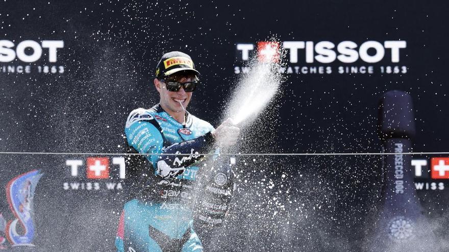 David Alonso roba la cartera de Moto2 al líder en un final de infarto