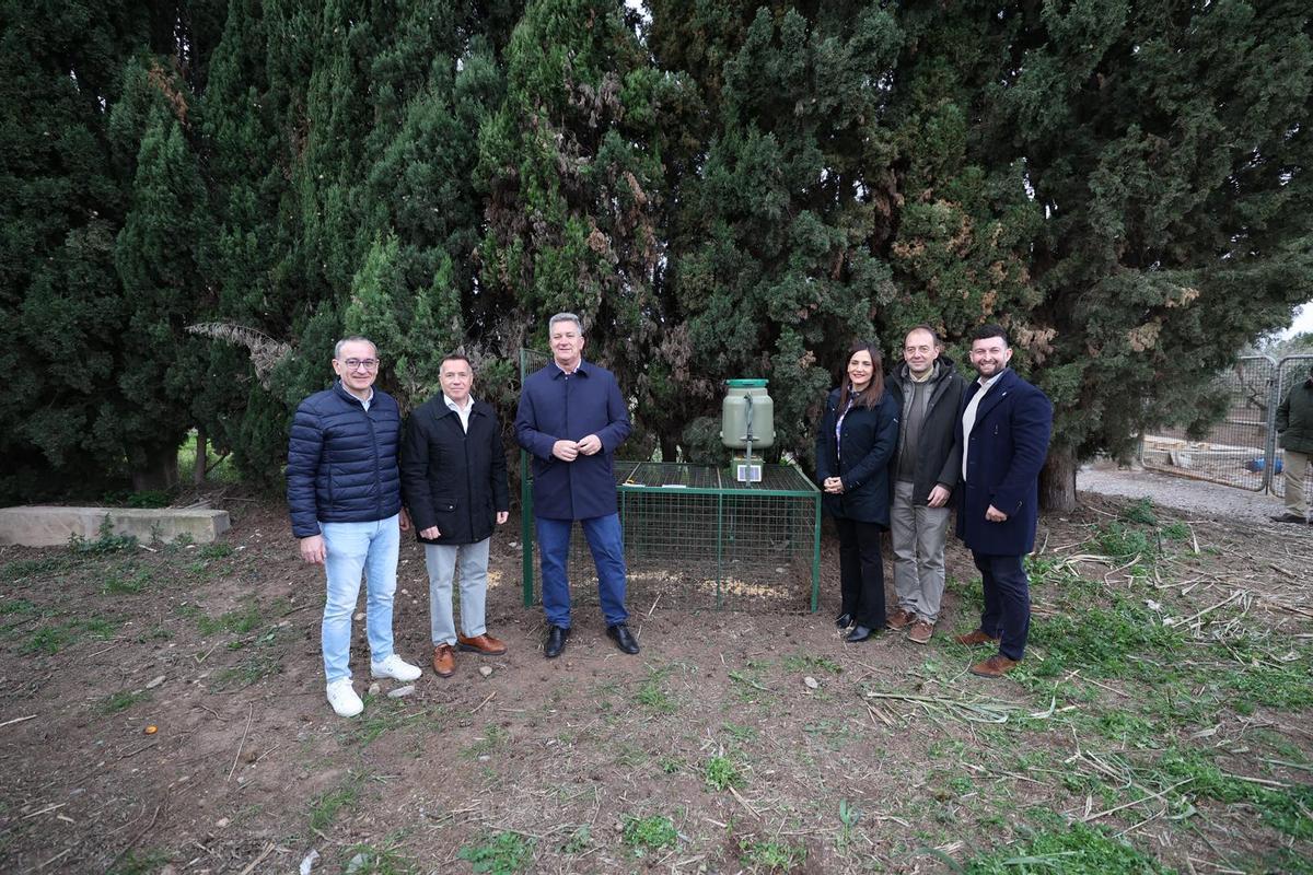 Representantes municipales junto a una de las jaulas trampa autorizadas dentro del plan de control poblacional de jabalíes en Burriana.