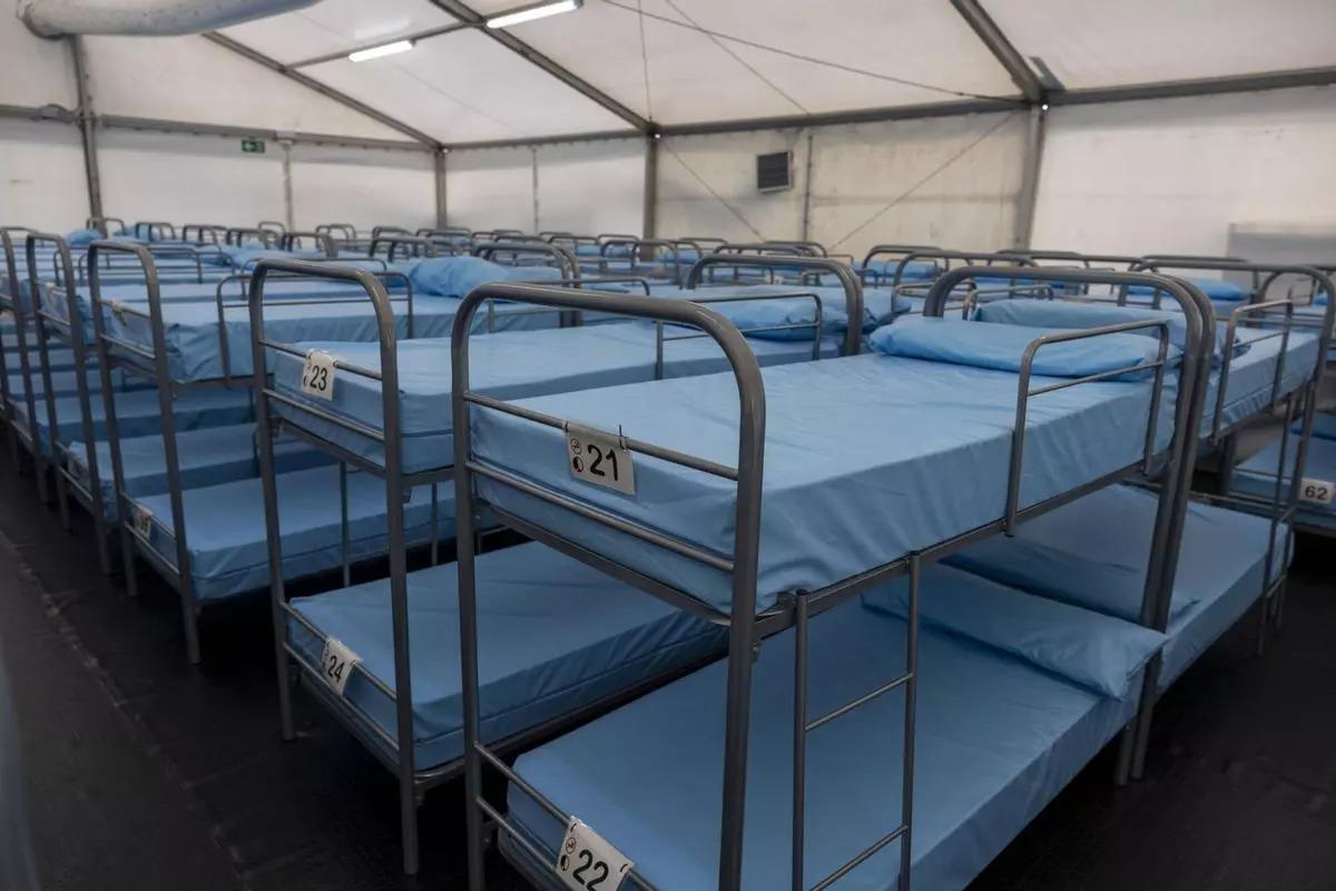 Así son los módulos de acogida temporal para migrantes instalados en el puerto de Palma.
