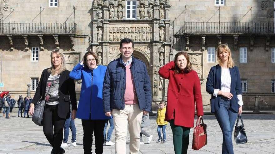 Ana Prieto, Olga Alonso, Gonzalo Caballero, Pilar Cancela y Marina Ortega, ayer, en Santiago.