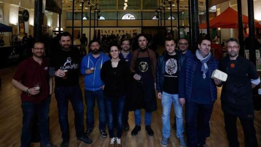 Por la izquierda, Alfonso Herrero, Hugo Suárez, Serxu Solares, Blanca Fresno, Damián Arana, Diego Rodríguez, Cristian Álvarez, Olegario Díaz (detrás) -productores de cerveza-, Roberto Aramburu y Aitor Vega, distribuidores de jamones, quesos y bebidas, ayer, en el I Salón de la cerveza artesana que se celebra en Trascorrales. irma collín