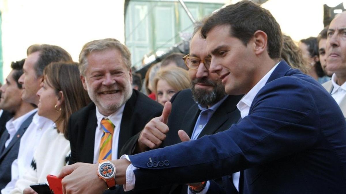 Albert Rivera se hace un selfie con Juan Carlos Girauta, este sábado en un mitin de Ciudadanos en Santiago de Compostela.