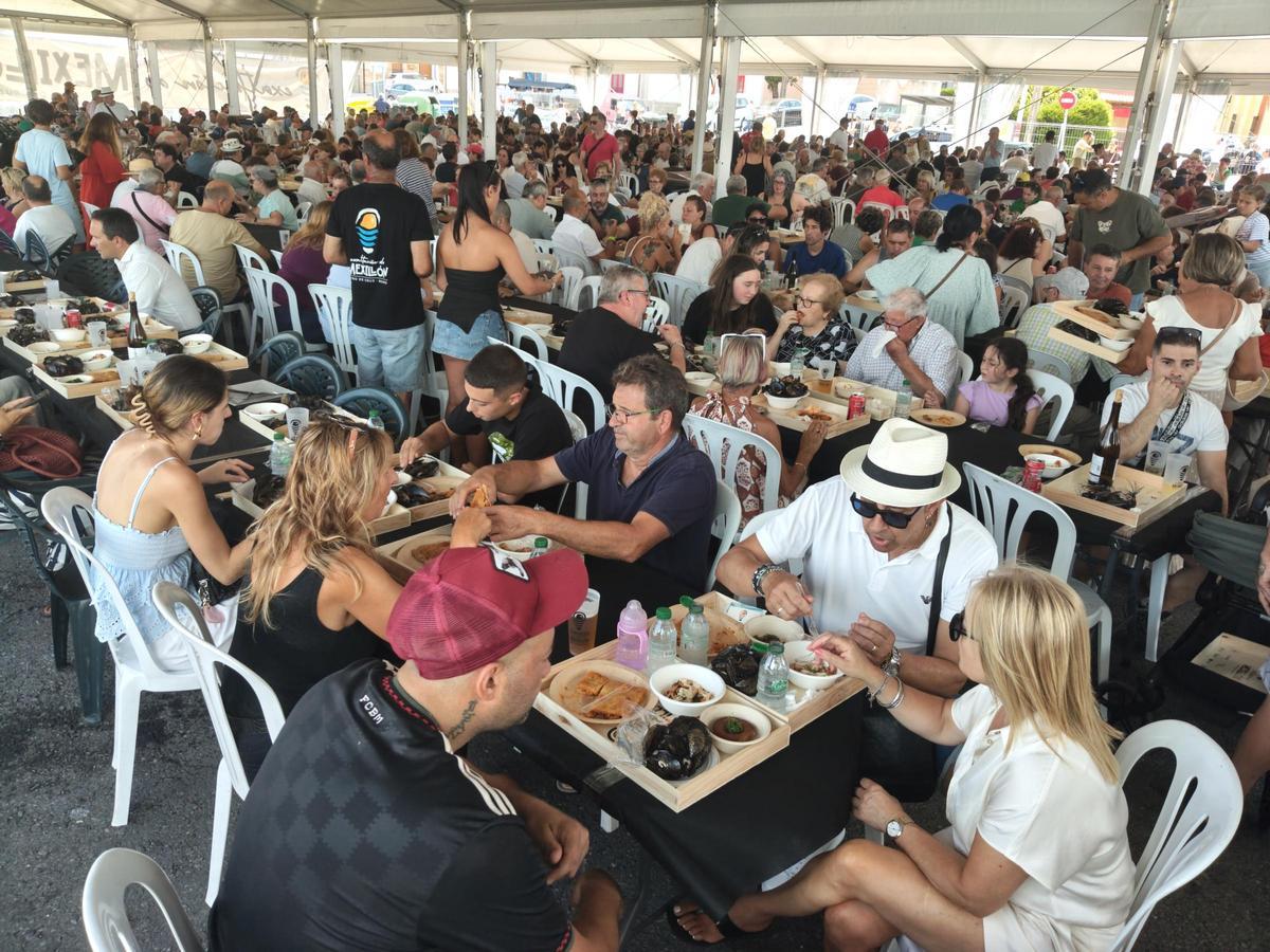 La fiesta se celebró bajo una gran carpa instalada en la zona portuaria.