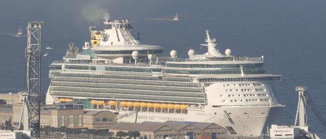 El crucero &quot;Independence of the Seas&quot;, atracado ayer en la Estación Marítima. // Ricardo Grobas