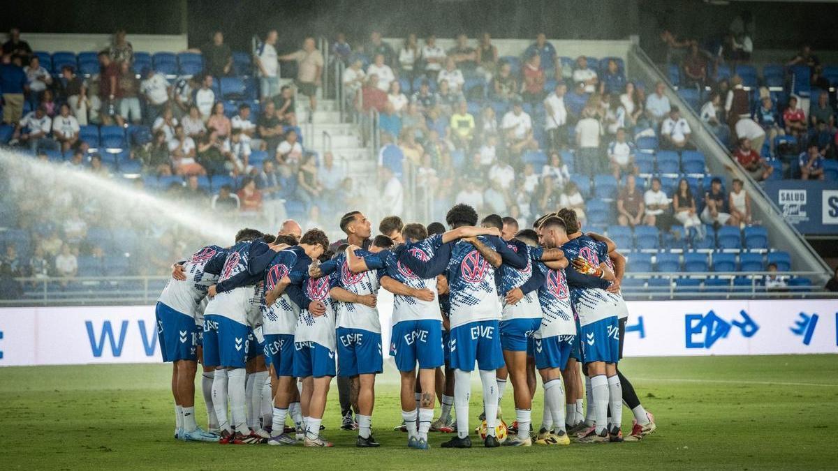 Piña de jugadores del Tenerife antes de un partido.