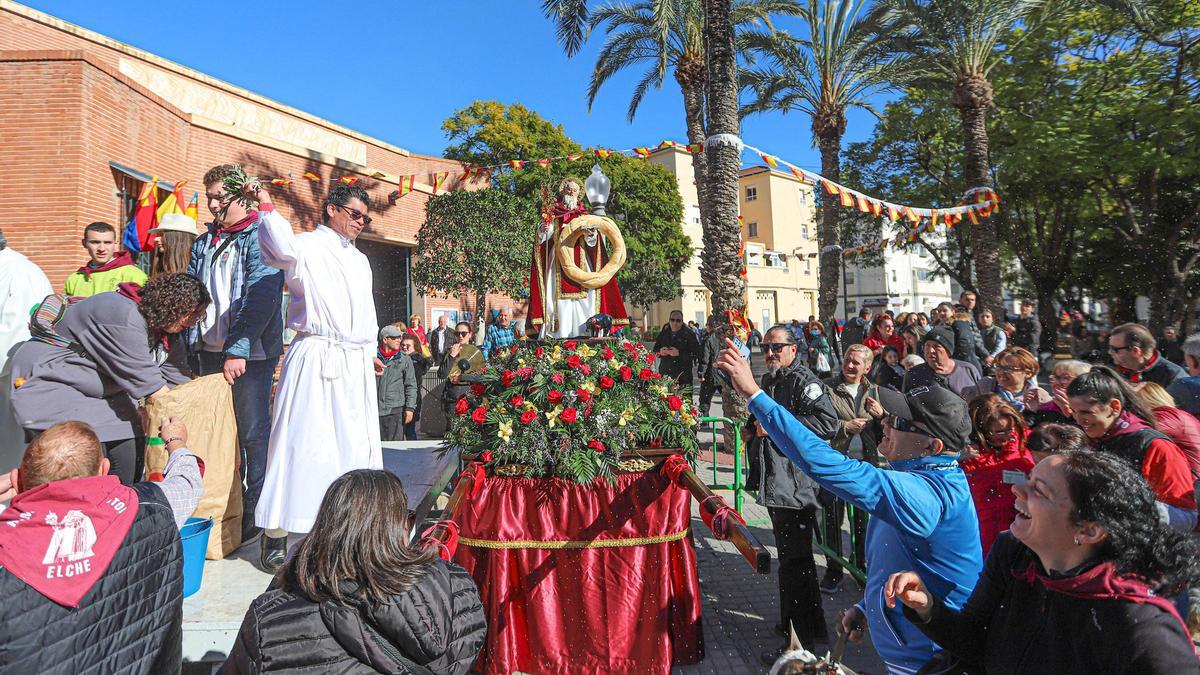 Bendición de animales frente a la parroquia de San Antón y con el santo en la calle tras la romería