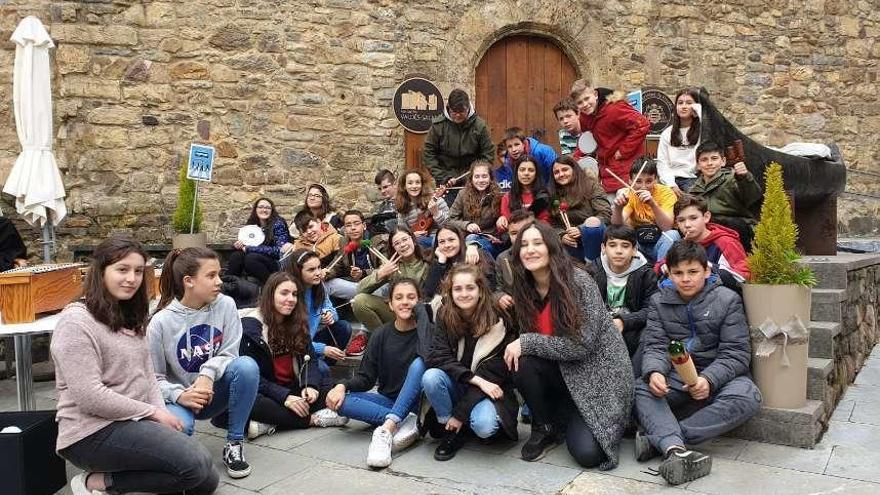 Los jóvenes estudiantes de Salas &quot;musiquean&quot; en la calle