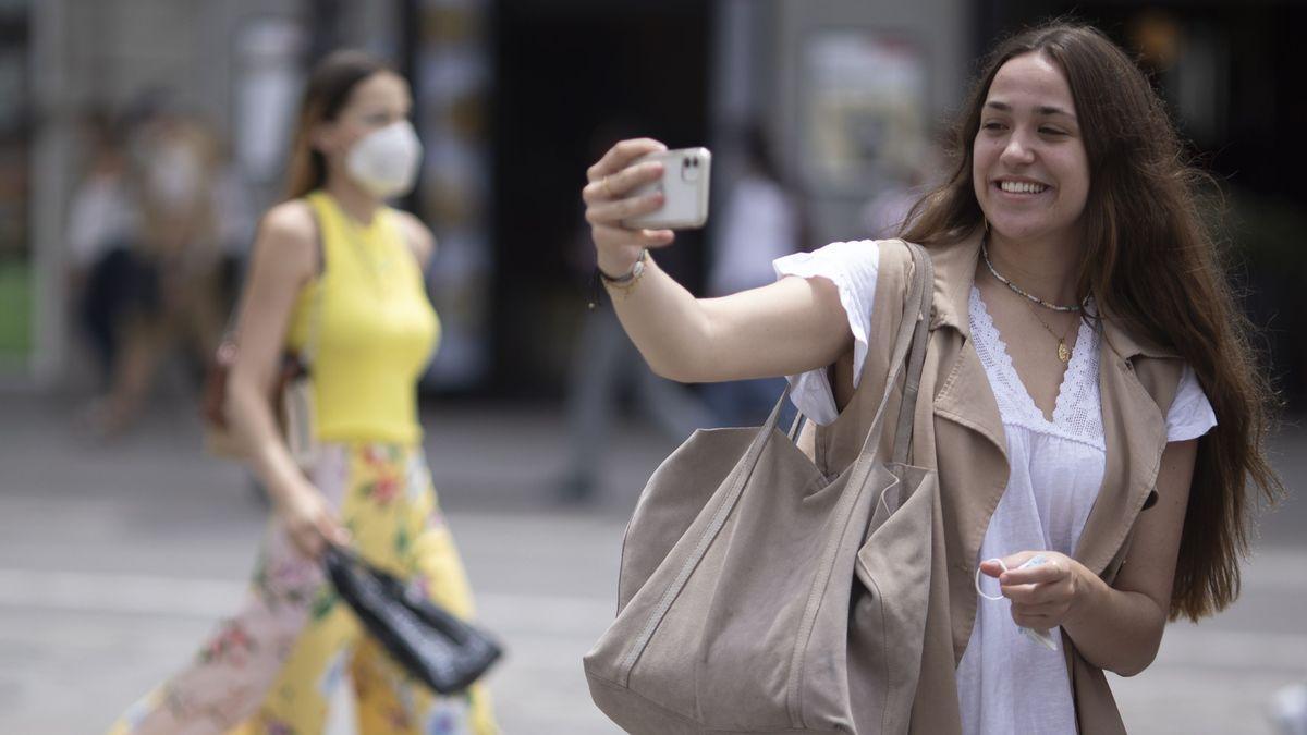 Cuenta atrás para el adiós a la mascarilla en exteriores