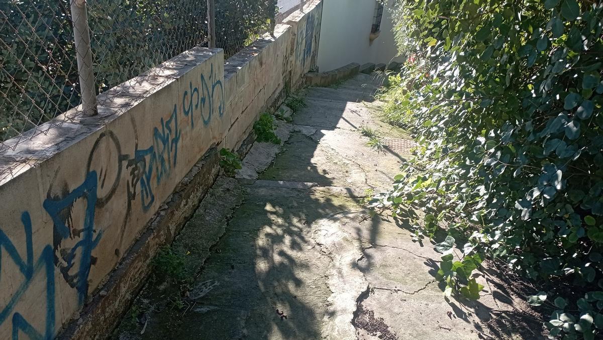 Denuncian que las obras han rajado e inclinado la escalera que une la calle Vicente Espinel con calle Jarama.