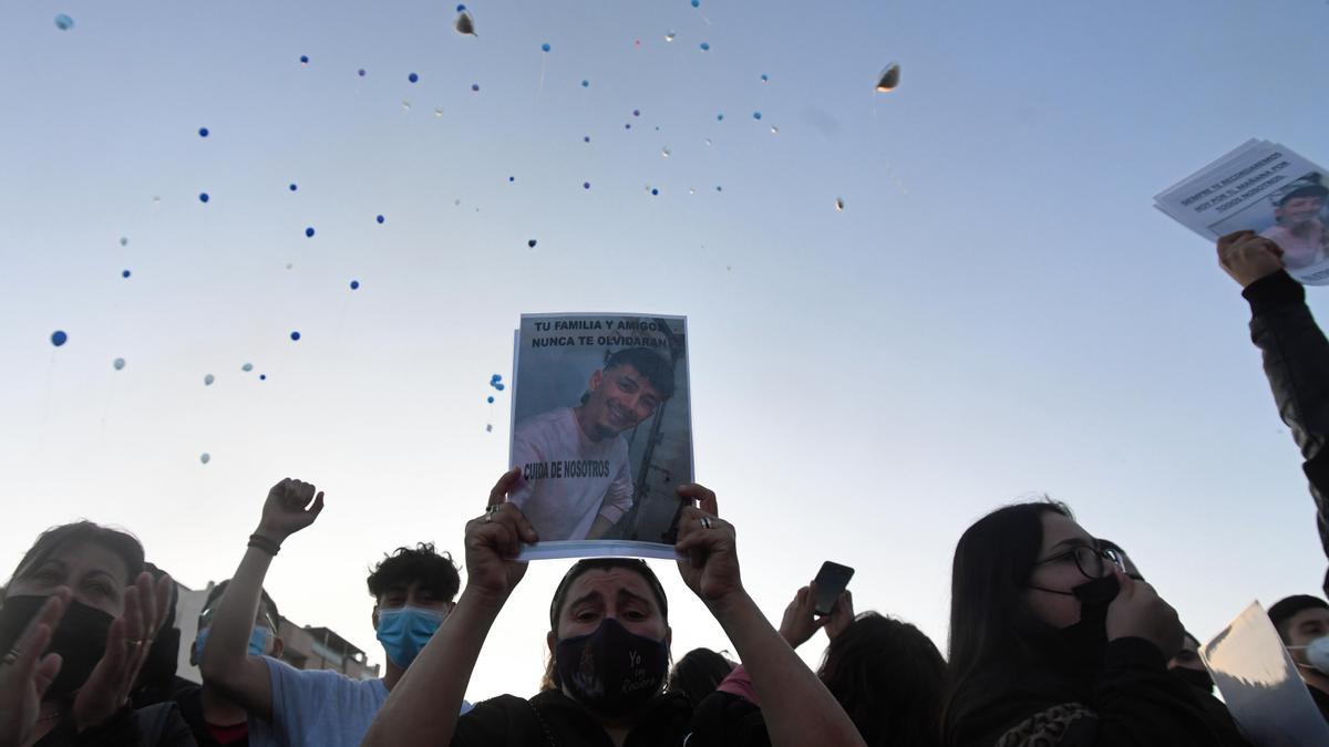 Allegados de Kevin, en un homenaje al joven asesinado.