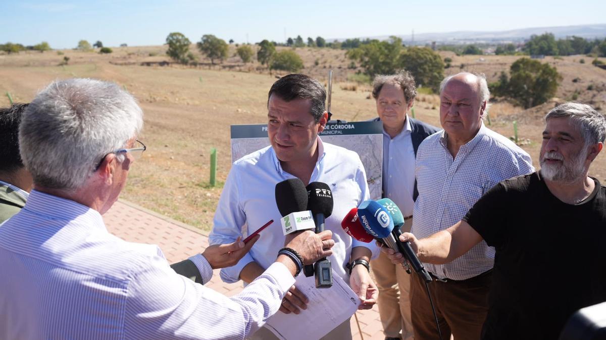 El alcalde, José María Bellido, atiende a los medios de comunicación,en una imagen de archivo.