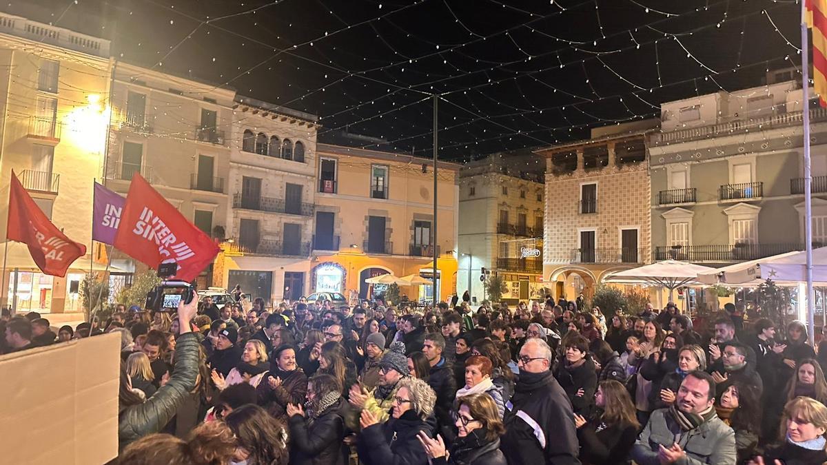 Protesta davant de l'Ajuntament de pares, professors i alumnes de l'IES Joan Mercader