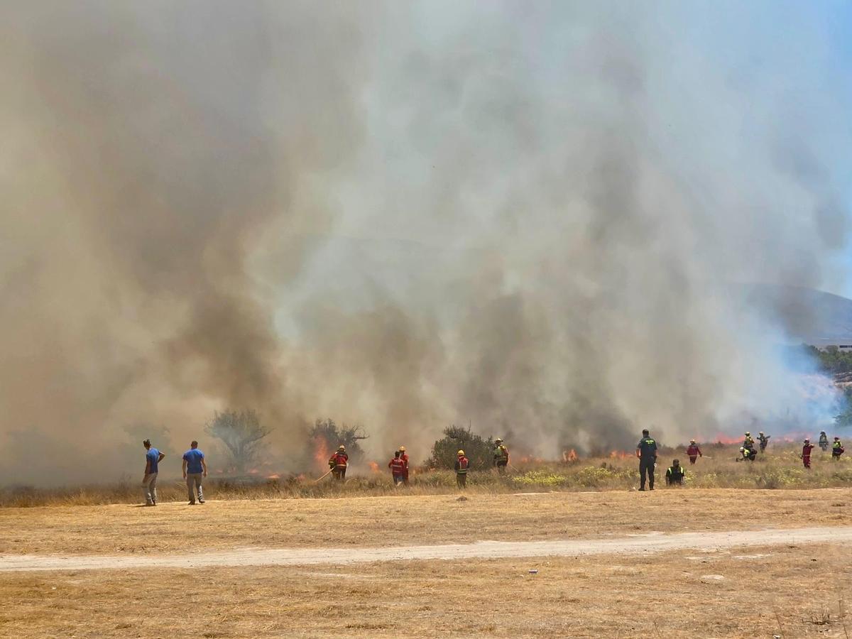 Las imágenes del incendio declarado en el cauce del río Vinalopó en pleno casco urbano de Sax Las imágenes del incendio declarado en el cauce del río Vinalopó en pleno casco urbano de Sax