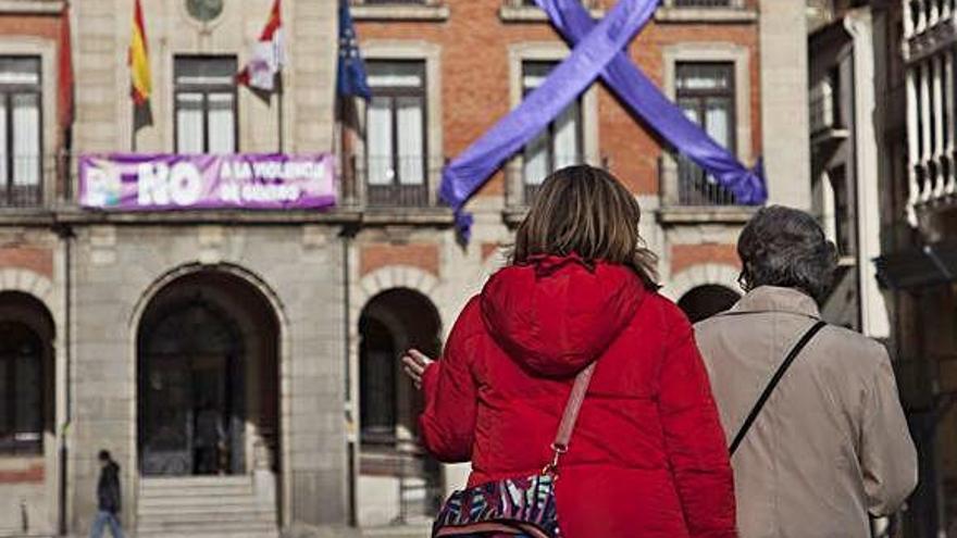 La zamorana víctima de violencia de género pasea por la Plaza Mayor