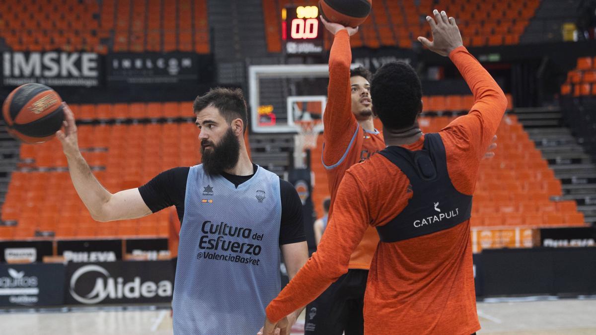 Bojan Dubljevic, junto a Jonah Radebaugh y Jasiel Rivero, en el entrenamiento de este viernes