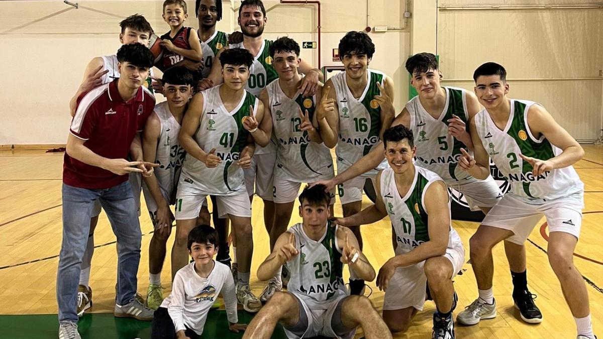 La plantilla del Anagán El Olivar, con Rodrigo San Miguel, celebra su triunfo de este sábado.