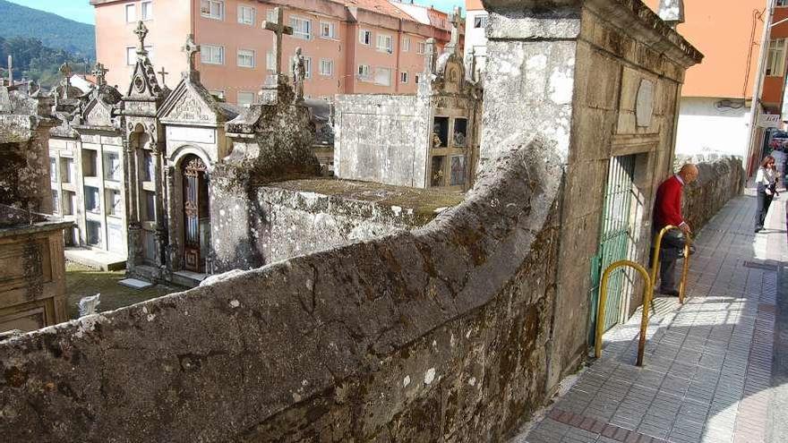 Acceso al antiguo cementerio de Os Eidos, situado en el casco urbano de Redondela. // FdV