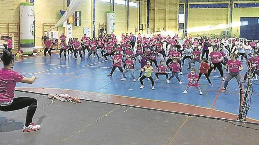 La iv pink day reúne a 150 personas en el pabellón