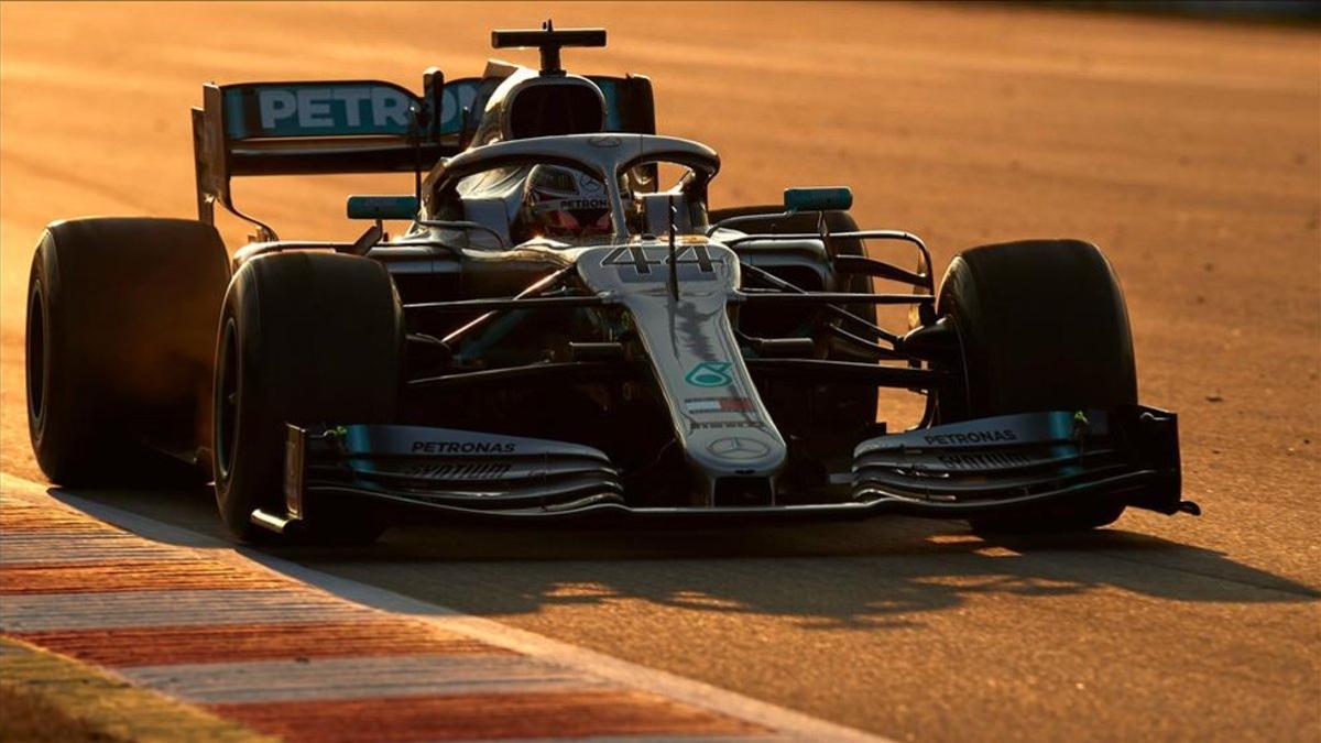 Hamilton durante la sesión de Tests en Montmeló