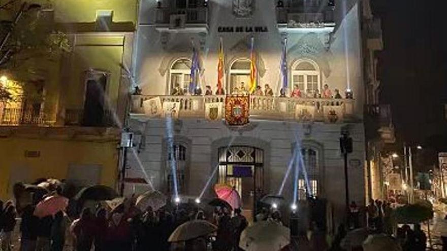 Las falleras mayores, Sheila Martínez y Helena Amorós, protagonizan una Crida bajo la lluvia.