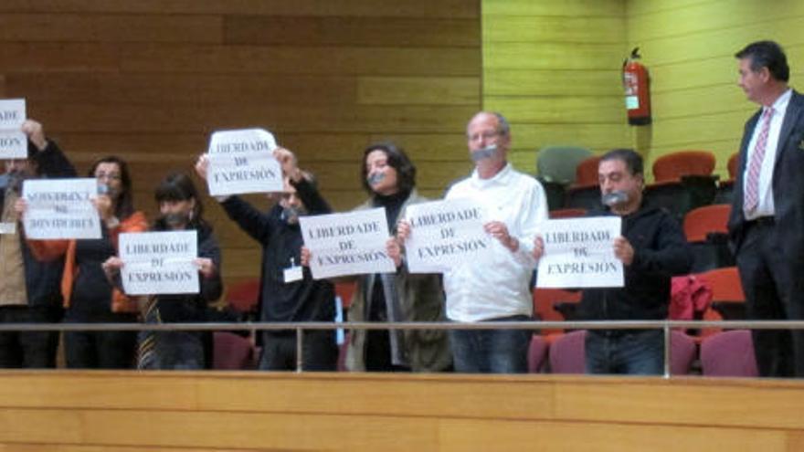 Protesta de trabajadores de la CRTVG en el pleno del Parlamento de Galicia.