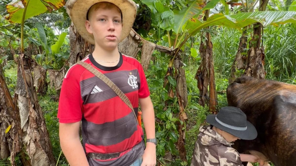 Tommy y Jerry ordeñando a una vaca, en medio de la selva.