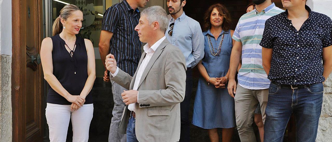 Morell y González conversan ante otros miembros del gobierno de coalición de Oliva a las puertas del ayuntamiento. | XIMO FERRI