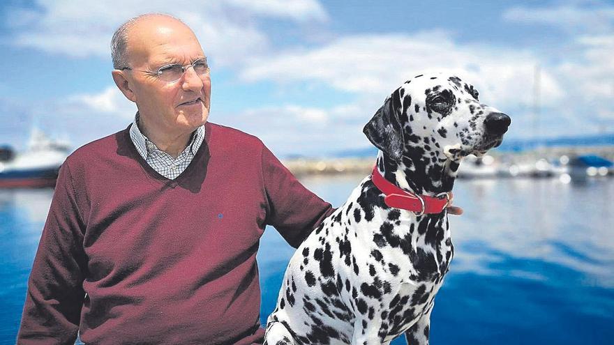 Pablo Pais y su perra Bimba, en el puerto de Bueu.