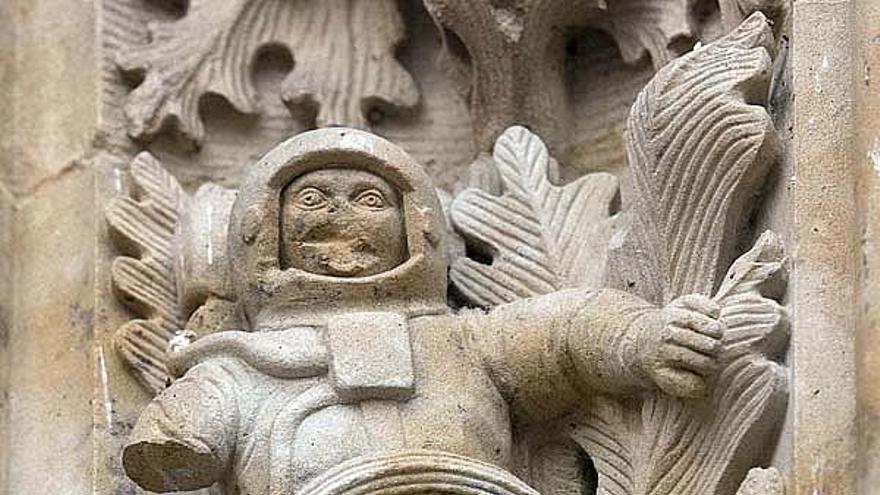 Arrancan un brazo al astronauta de  la Catedral nueva de Salamanca