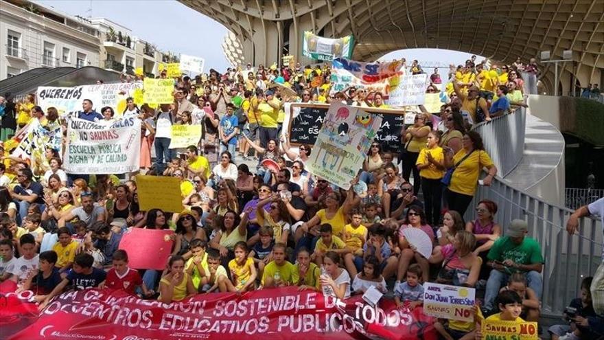 Escuela de Calor sale a la calle por la climatización de las aulas andaluzas