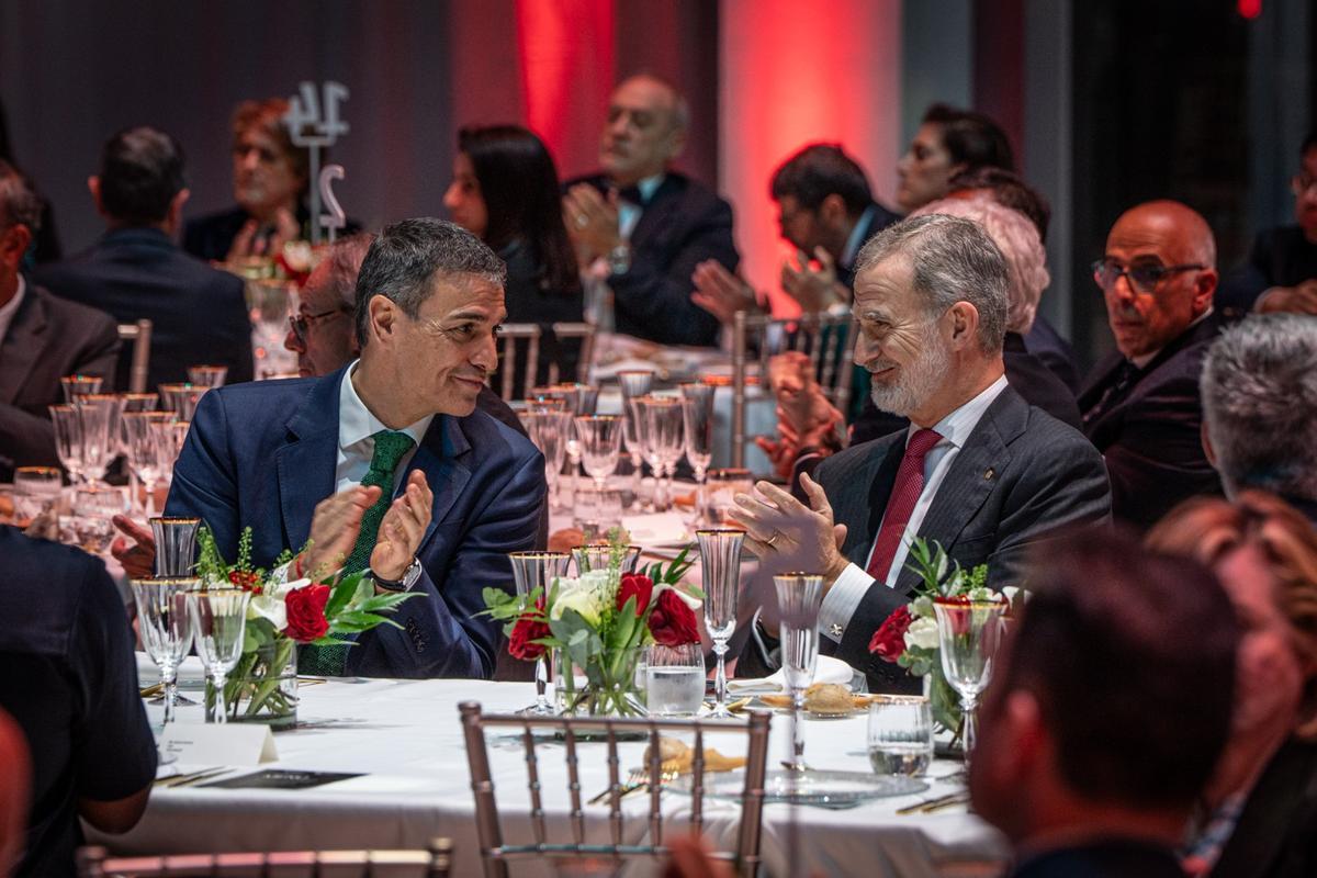 El presidente del Gobierno, Pedro Sánchez, junto al Rey Felipe VI en la cena del MWC en Barcelona.
