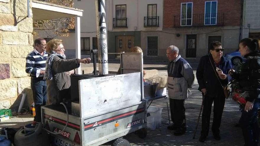 El Hogar de Mayores celebra la fiesta del magosto con el reparto de castañas asadas