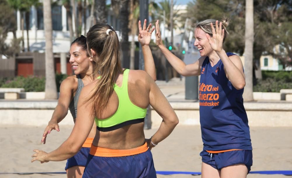 Entrenamiento Valencia Basket femenino en la playa