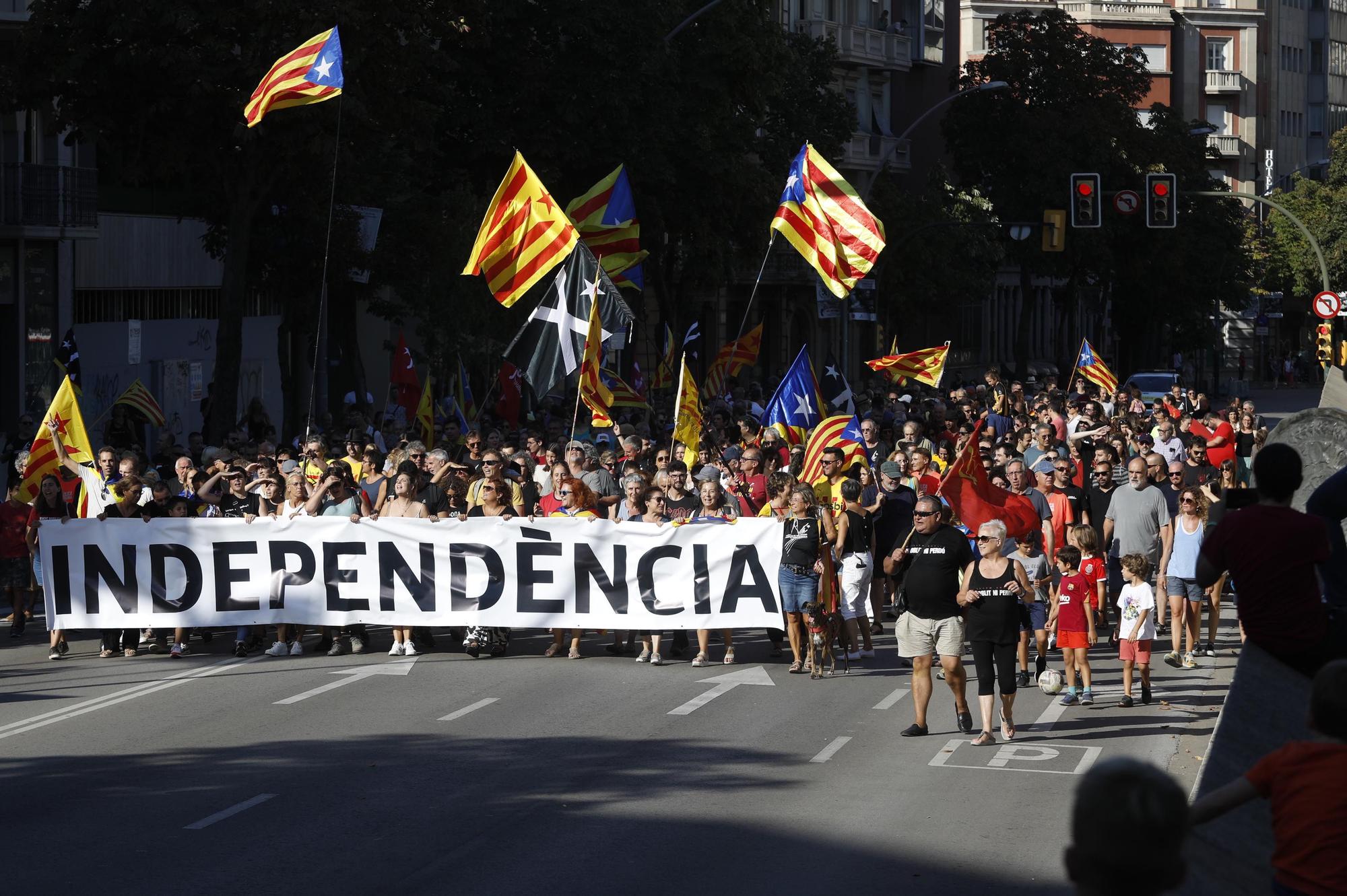 Líders d’ERC participen en la manifestació de la Diada a Girona