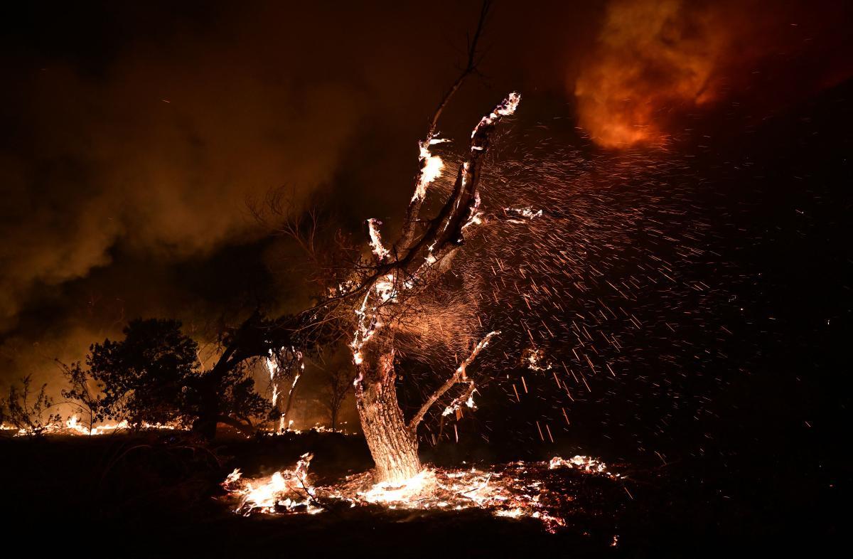 Lucha sin tregua contra el fuego en Hemet (California)